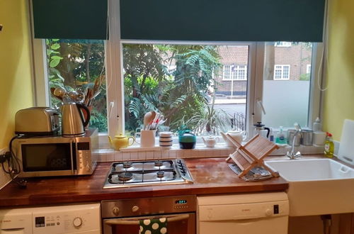 Photo 12 - 3 BED Apartment With Garden IN Zone One, SE1