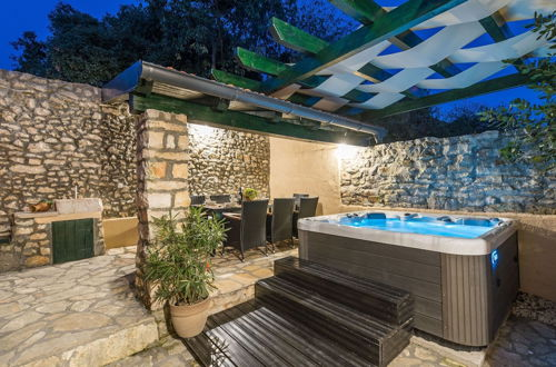 Photo 14 - Pet-friendly Holiday Home in Sukošan with Hot Tub