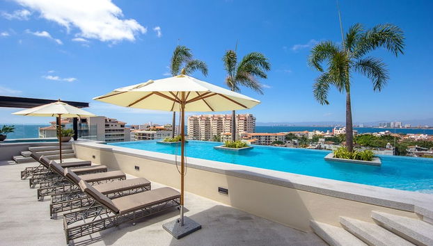 Terraço com espreguiçadeiras