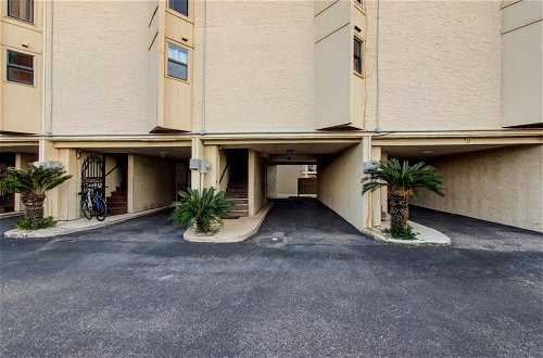 Foto 40 - Two Bedroom two and Half Bath Condo Walking Distance to The Hangout