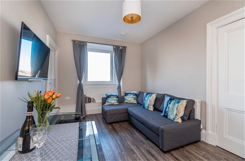 Photo 2 - Silver Lining Charming Meadowbank Flat