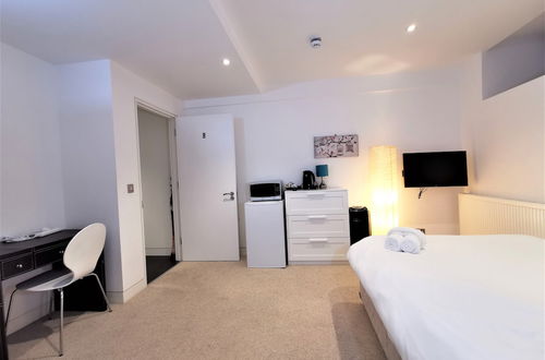 Photo 10 - Spacious Double Room with en-suite - 2b