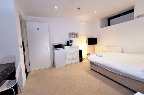 Photo 4 - Spacious Double Room with en-suite - 2b