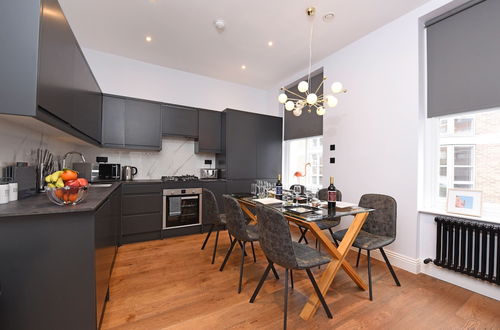 Photo 22 - Stylish & Spacious Deluxe Apartments near Victoria Station