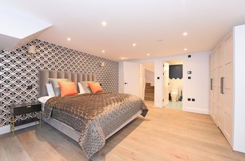 Foto 3 - Stylish & Spacious Deluxe Apartments near Victoria Station