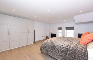 Photo 2 - Stylish & Spacious Deluxe Apartments near Victoria Station