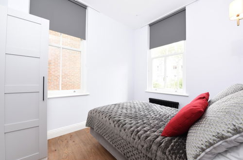 Photo 8 - Stylish & Spacious Deluxe Apartments near Victoria Station