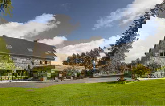 Foto 1 - A Stylish Villa in a Green Setting, With a Fully Equipped Wellness Center
