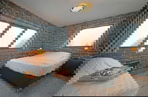 Foto 4 - A Stylish Villa in a Green Setting, With a Fully Equipped Wellness Center