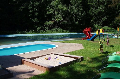 Foto 12 - Cozy Chalet in Dolni Brusnice With Swimming Pool