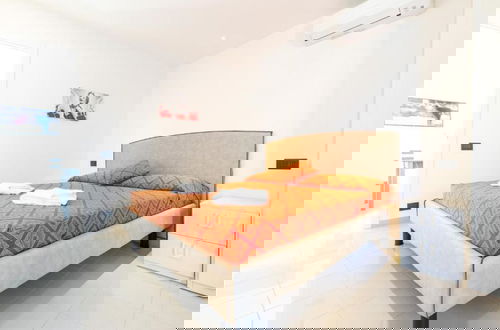 Foto 2 - Modern Villa With Jacuzzi Close to the Beach