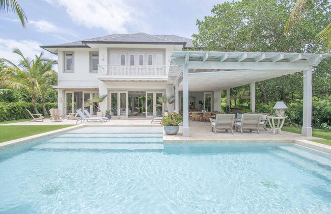 Stylish Fully-staffed Villa Near Beach and Lagoons in Exclusive Golf Resort - Foto 1