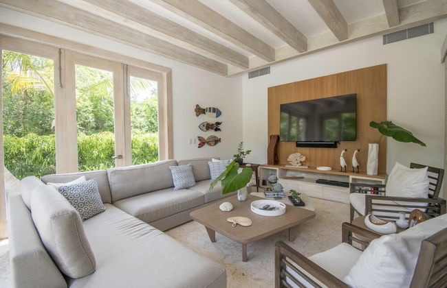 Stylish Fully-staffed Villa Near Beach and Lagoons in Exclusive Golf Resort - Foto 26