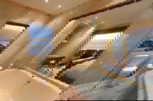 Foto 14 - Beachside Penthouse - 3 Mins From Camps Bay Beach