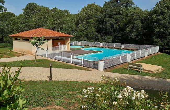 Cozy Retreat With Shared Pool - Photo 13