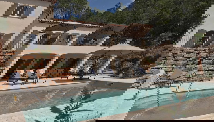 Foto 1 - Contemporary Villa With Swimming Pool