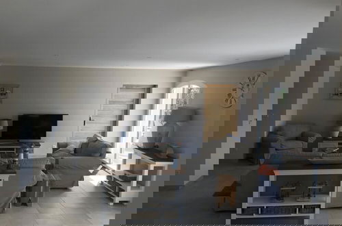 Foto 15 - Contemporary Villa With Swimming Pool