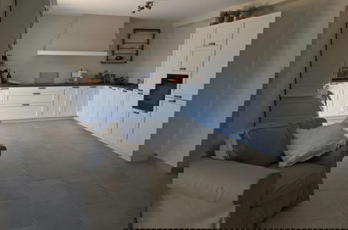 Foto 13 - Contemporary Villa With Swimming Pool