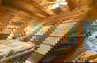 Foto 2 - Mountain Serenity 2 Bedroom Cabin by RedAwning