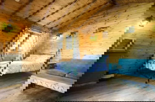 Photo 2 - Inviting 1-bed Cabin in Newmarket