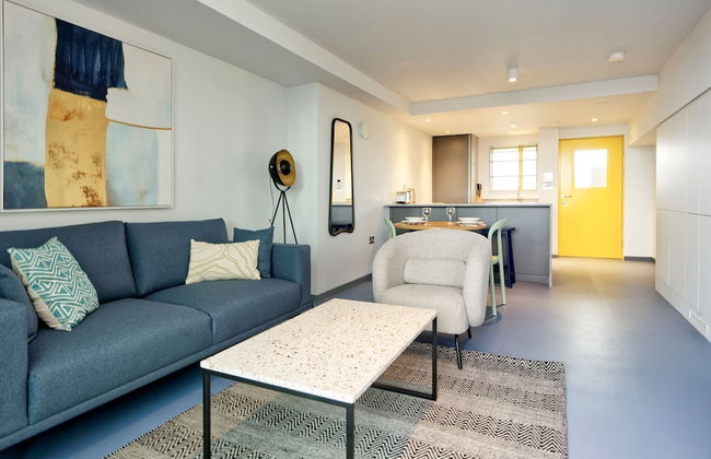 Luxuriant One-bedroom Poplar Apartment - Photo 1