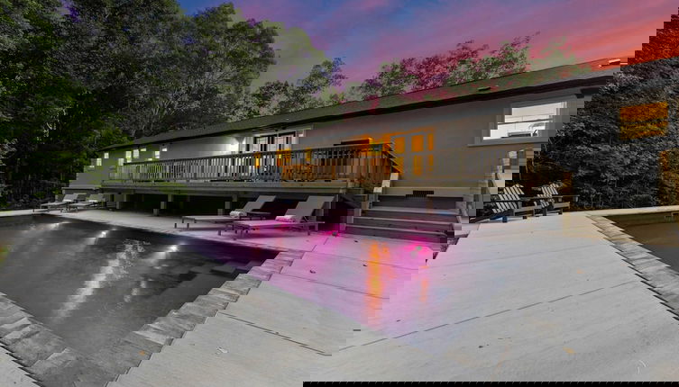 Foto 1 - Fireside Fun by Avantstay Sleeps 18 Waterfront + Pool