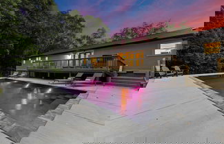 Foto 1 - Fireside Fun by Avantstay Sleeps 18 Waterfront + Pool