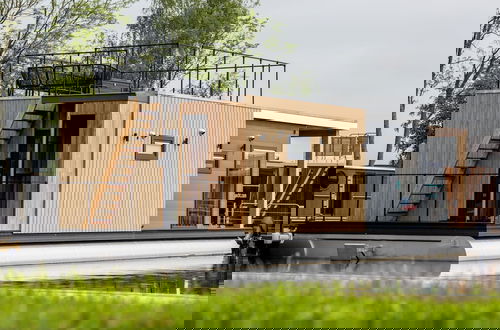 Foto 30 - Modern Houseboat With View of the Lake