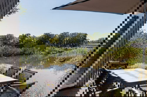 Foto 19 - Modern Waterfront Lodge, Located Within Green Surroundings