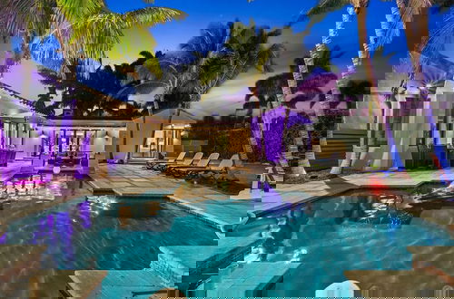 Foto 3 - Aqua Haven- Stylish Getaway With Pool and Jacuzzi