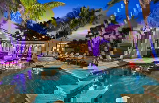 Foto 3 - Aqua Haven- Stylish Getaway With Pool and Jacuzzi