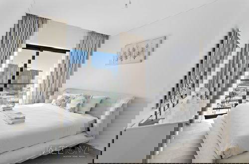 Foto 5 - WelHome - Charming Apt With City Lights in Sobha Waves
