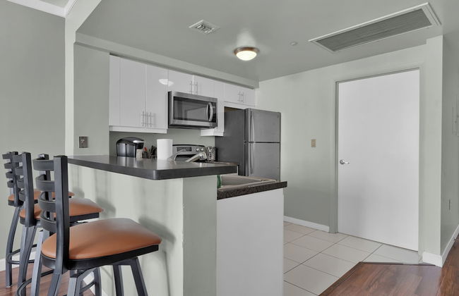 Spectacular Bay View 1bd 2baths in Grove - Photo 15