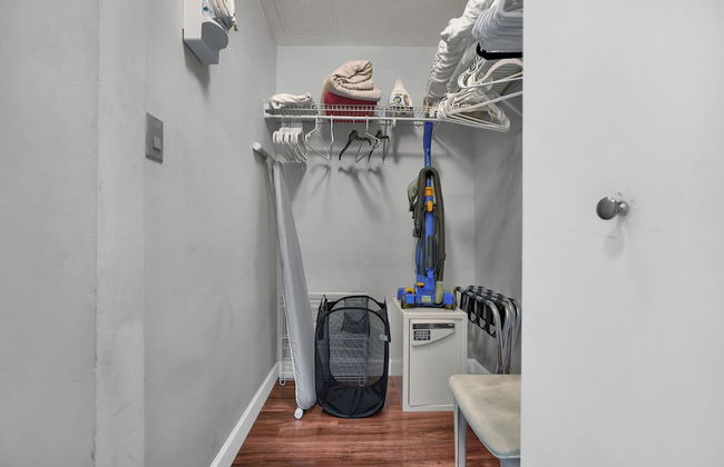 Spectacular Bay View 1bd 2baths in Grove - Photo 10
