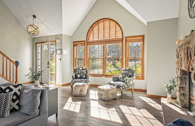 Laker's Pointe by Avantstay Lakefront Private Peninsula Hot Tub, Game Room - Photo 8