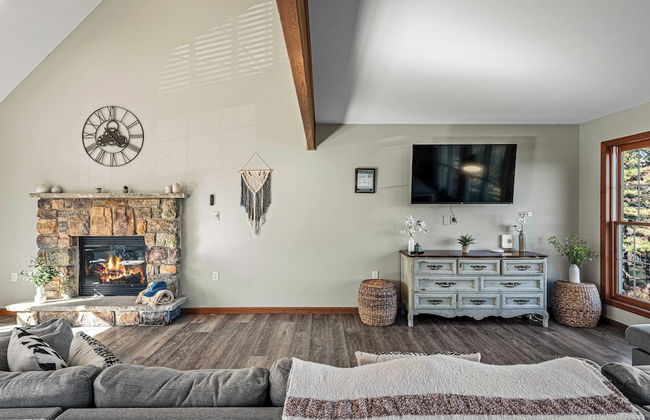 Laker's Pointe by Avantstay Lakefront Private Peninsula Hot Tub, Game Room - Photo 9