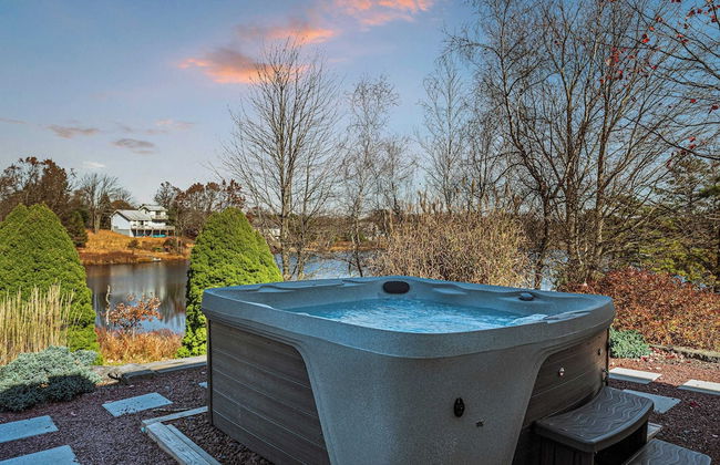 Laker's Pointe by Avantstay Lakefront Private Peninsula Hot Tub, Game Room - Photo 5