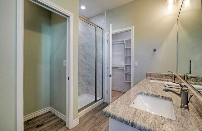 Sleeps 26 2 Homes w/ Waterfront Pool + Boat Dock Laguna Village Escape - Foto 18