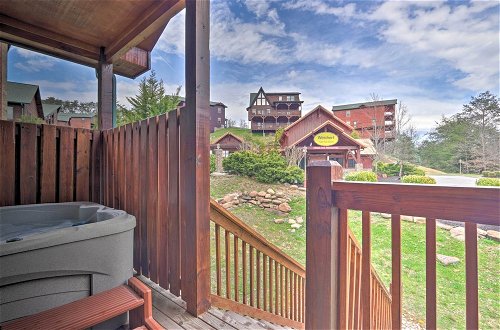 Foto 6 - Rustic Pigeon Forge Cabin w/ Hot Tub: Near Town