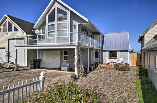 Photo 10 - Waldport Beach House w/ Loft, Grill & Ocean Views