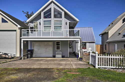 Photo 13 - Waldport Beach House w/ Loft, Grill & Ocean Views