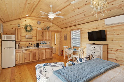 Foto 5 - Stunning Cabin Right on Main St