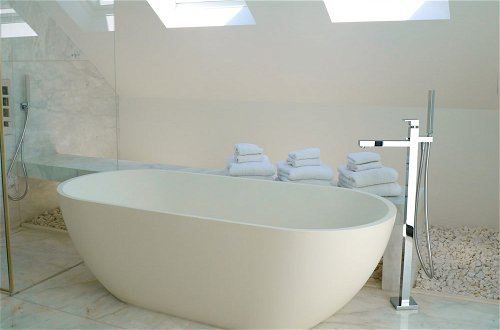 Foto 72 - Luxurious Coastal Villa with Pool