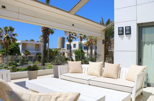 Foto 61 - Luxurious Coastal Villa with Pool