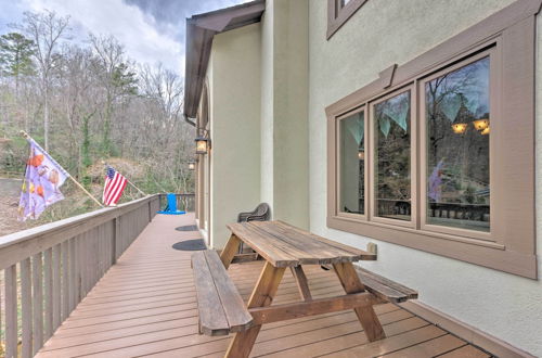 Foto 7 - Waterfront Lake Lure Home w/ 2-story Deck