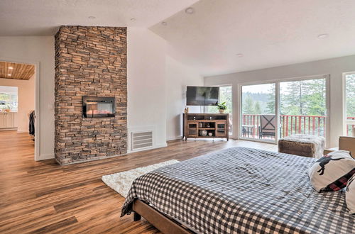 Photo 4 - Spacious Sun-up Bay Cabin, 20 Min to Downtown Cda