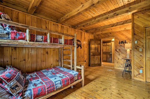 Foto 13 - Exquisite Cabin w/ Deck & Fire Pit, 10 Mi to Lake