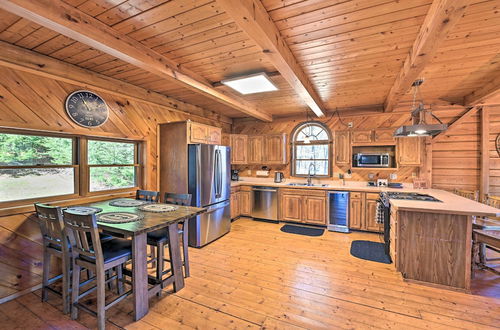 Foto 12 - Exquisite Cabin w/ Deck & Fire Pit, 10 Mi to Lake