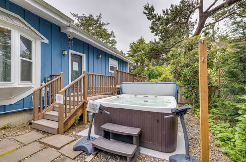 Photo 7 - House w/ Hot Tub & Deck - Walk to Seaside Beach