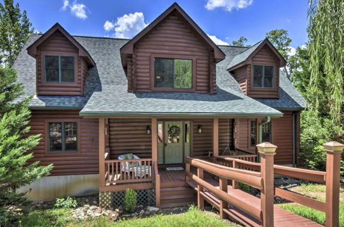 Photo 4 - Charming Lake Hartwell Retreat w/ Boat Dock